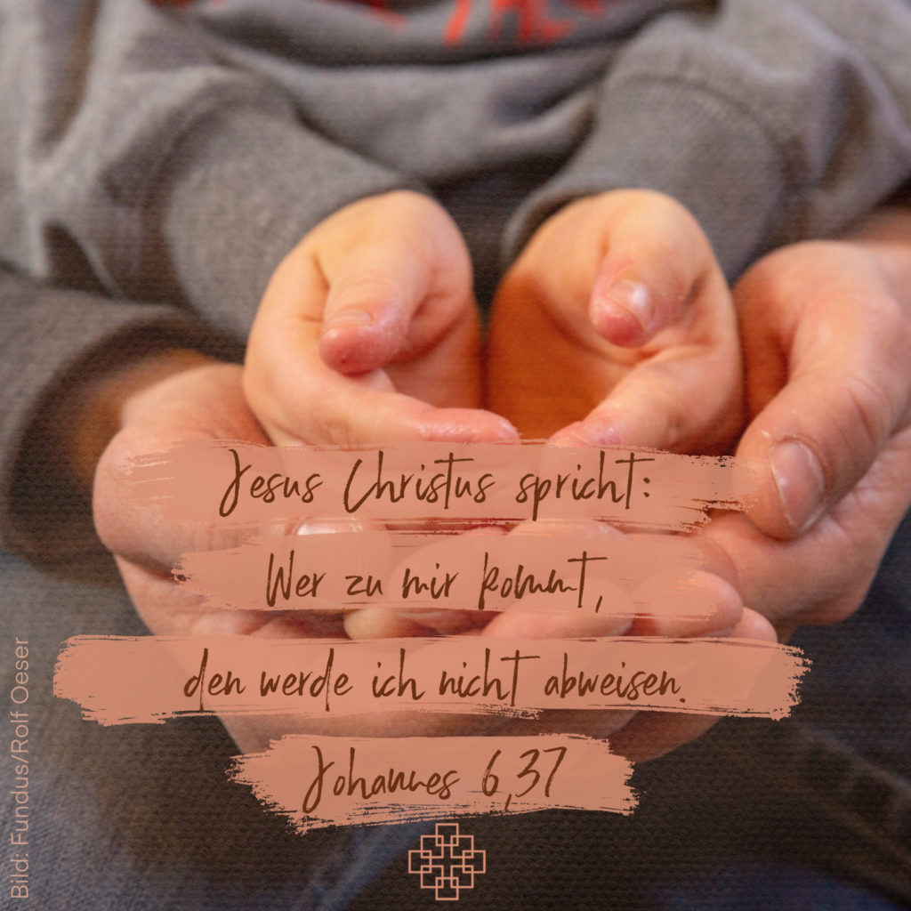 Betende Kinderhände liegen in betenden Erwachsenenhände.