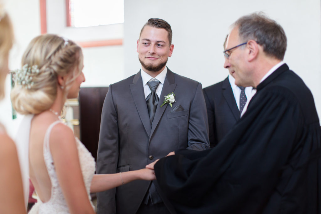 Ein Paar lässt sich in der Evangelischen Kirche trauen.